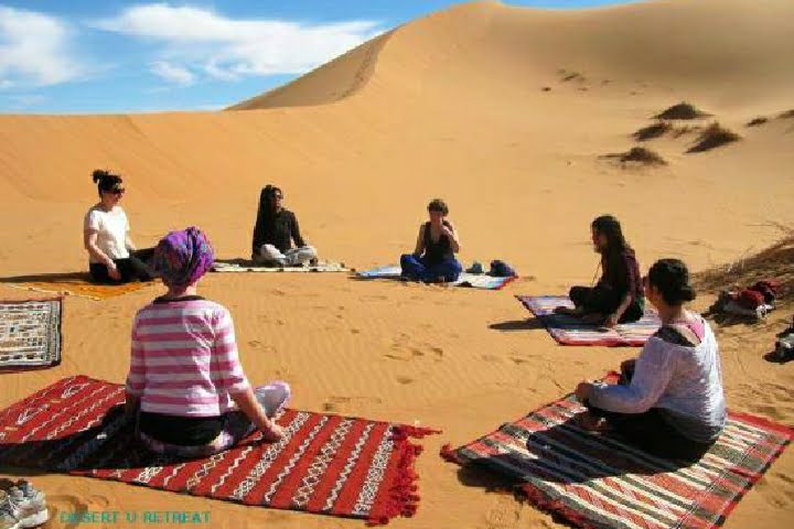 Yoga-en-el-desierto-de-Marruecos